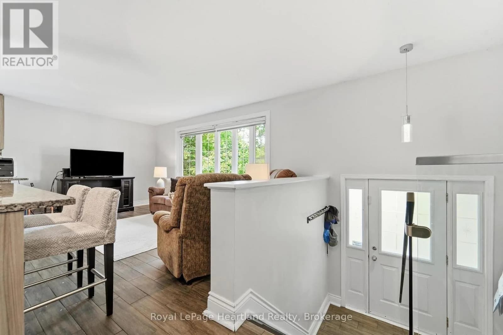 223 KEMP CRESCENT — photo 5 of 43