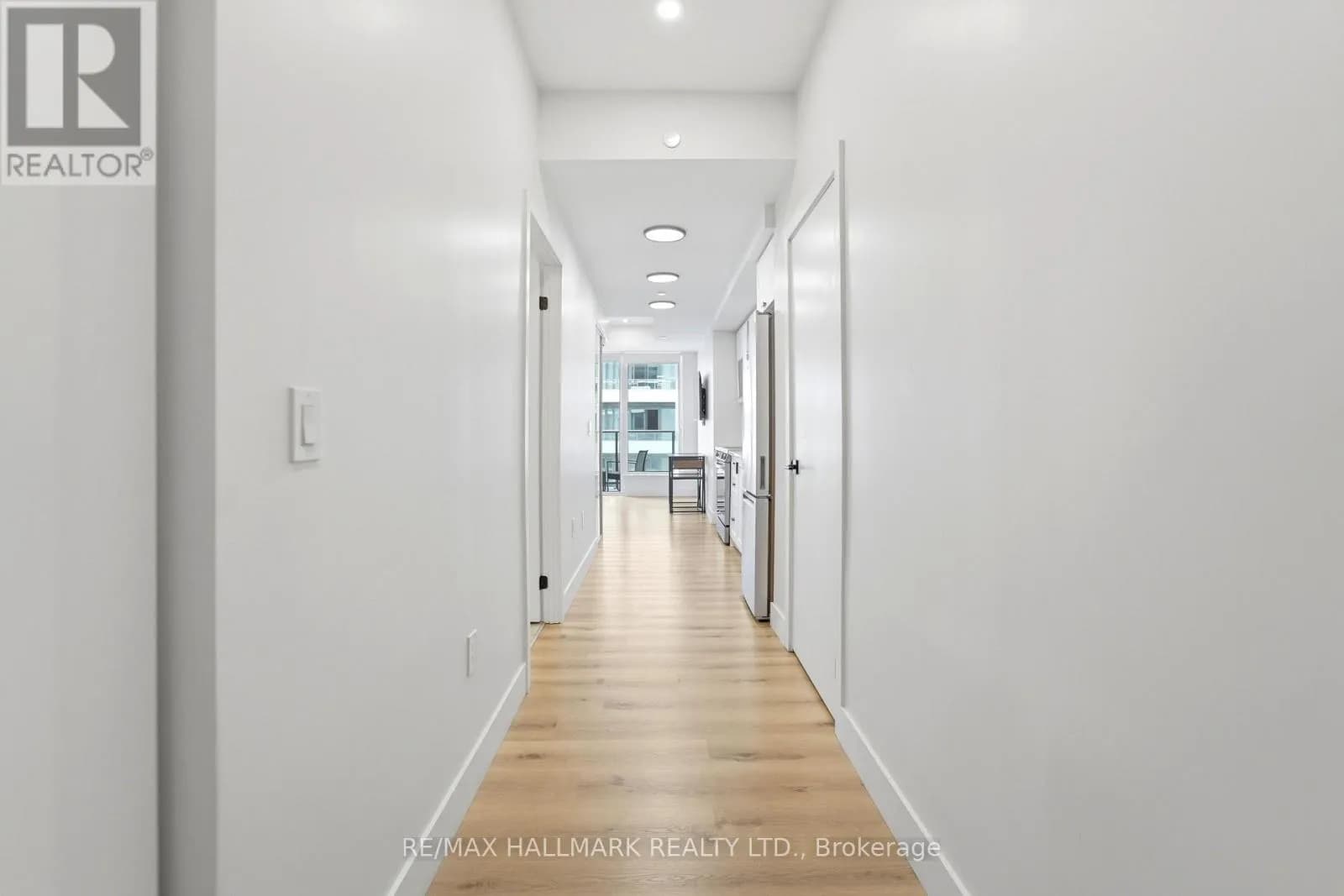 1403 - 5 WELLINGTON STREET S — photo 2 of 34