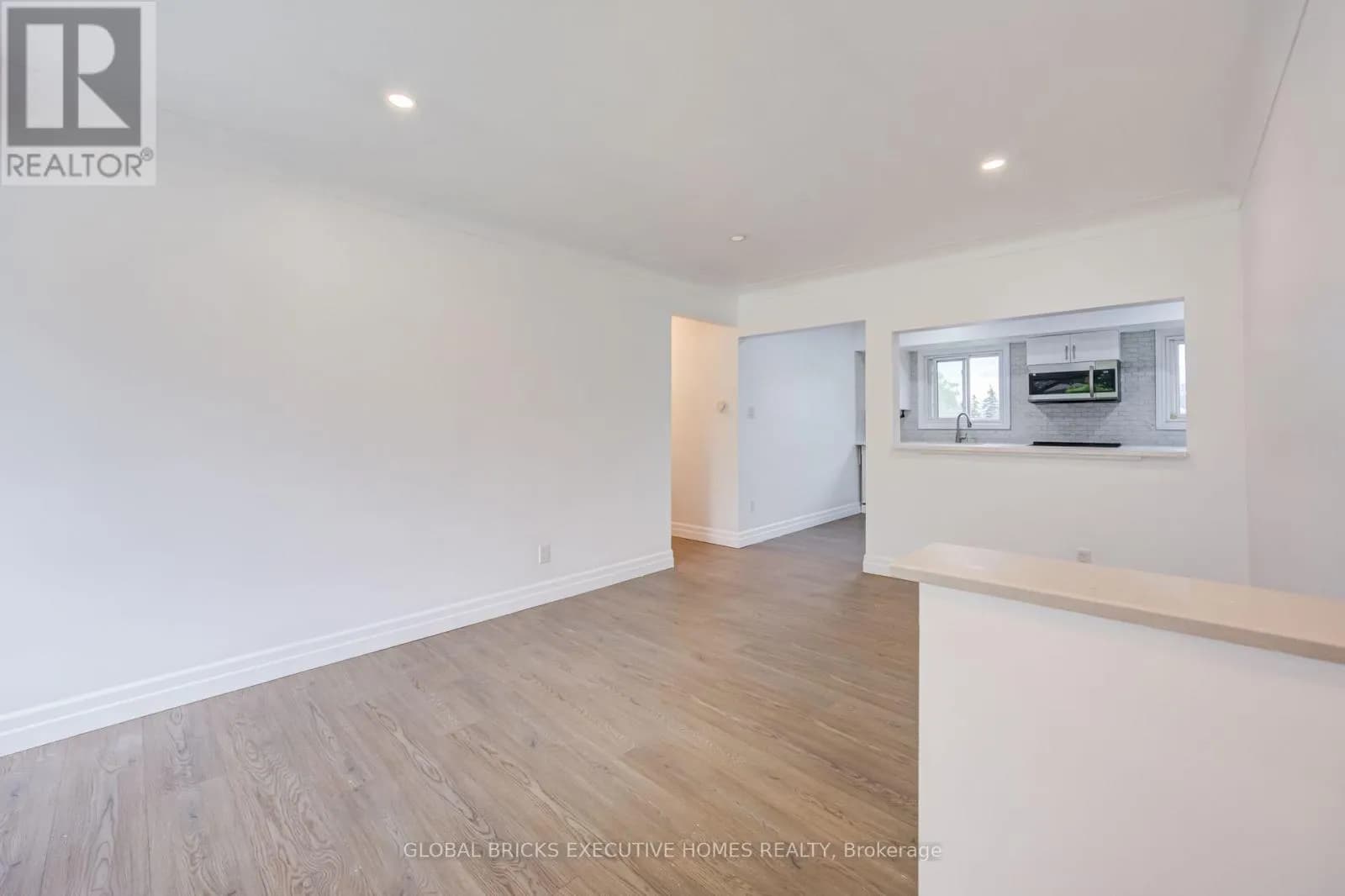 100 LAURIS AVENUE — photo 2 of 39
