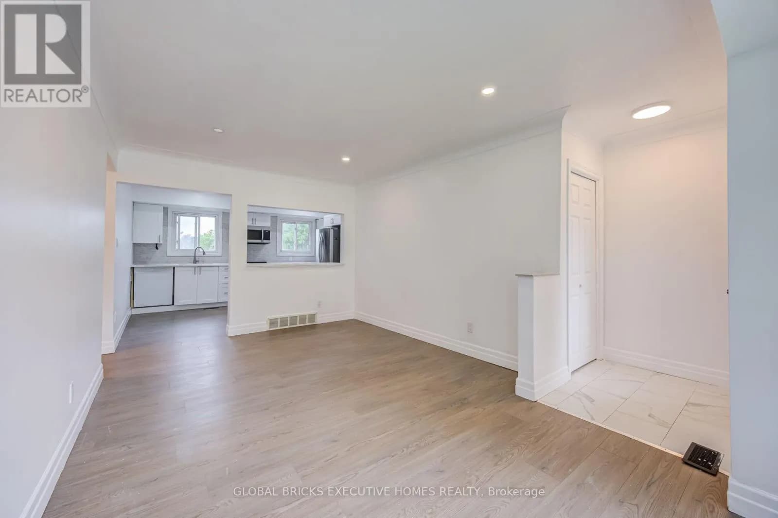 100 LAURIS AVENUE — photo 3 of 39