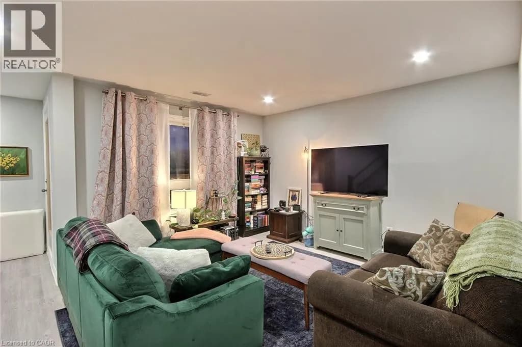 287 CHAPEL HILL Drive — photo 5 of 13