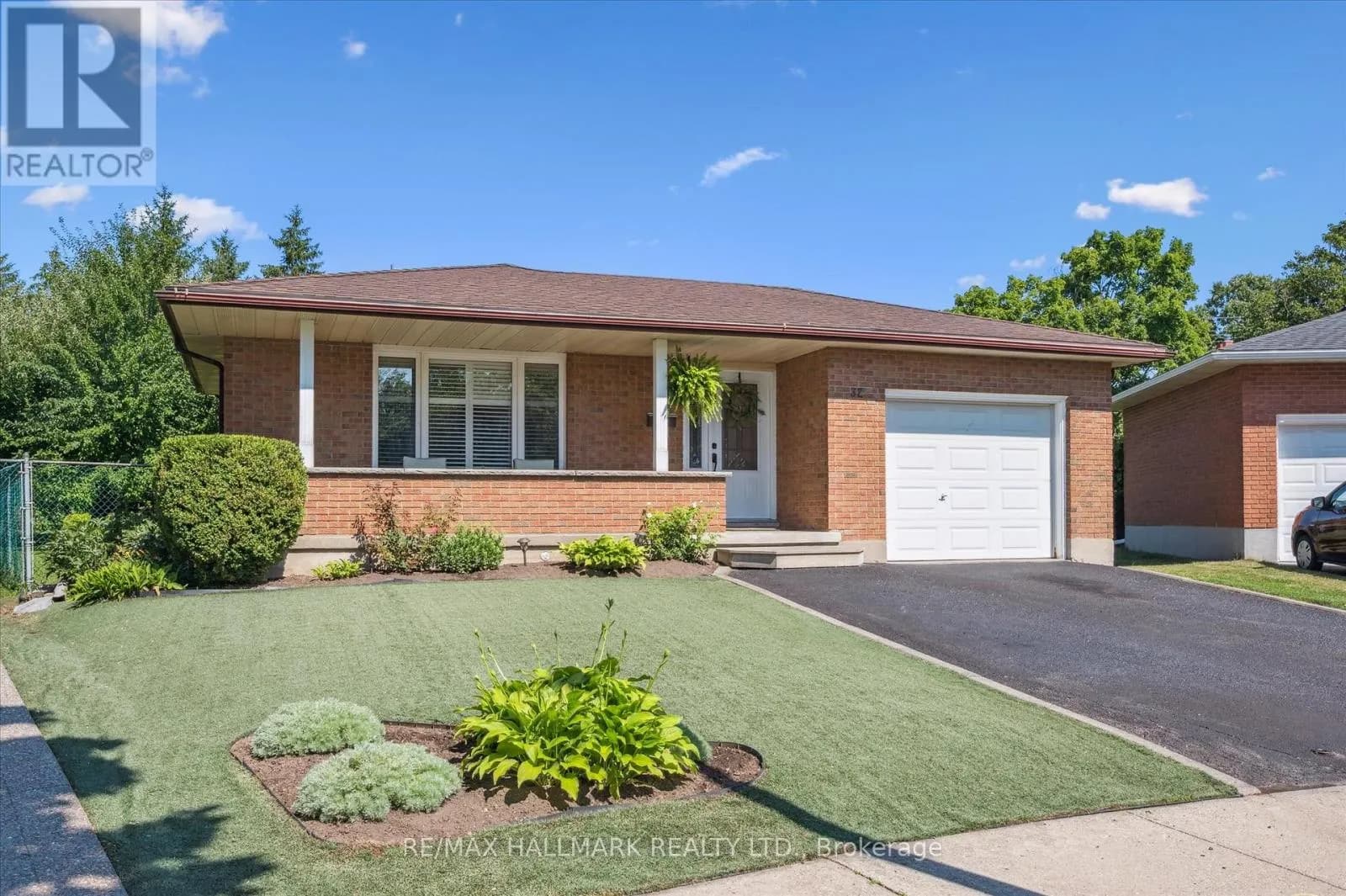 32 WARWICK COURT — photo 1 of 41