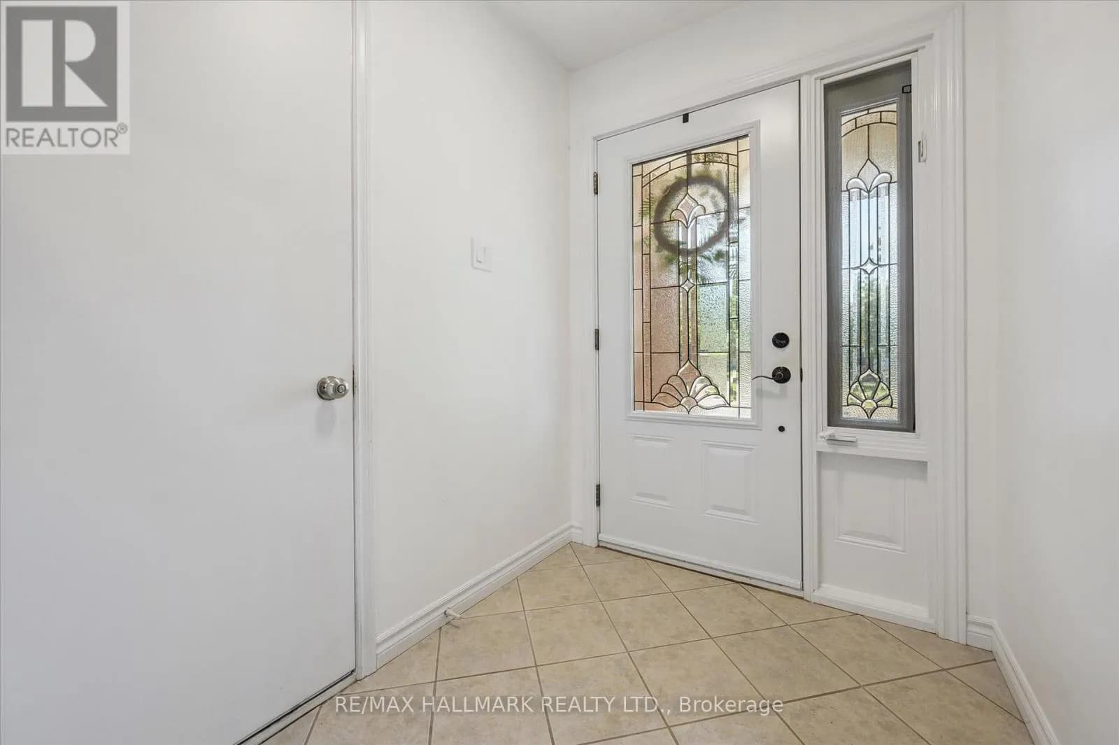 32 WARWICK COURT — photo 3 of 41
