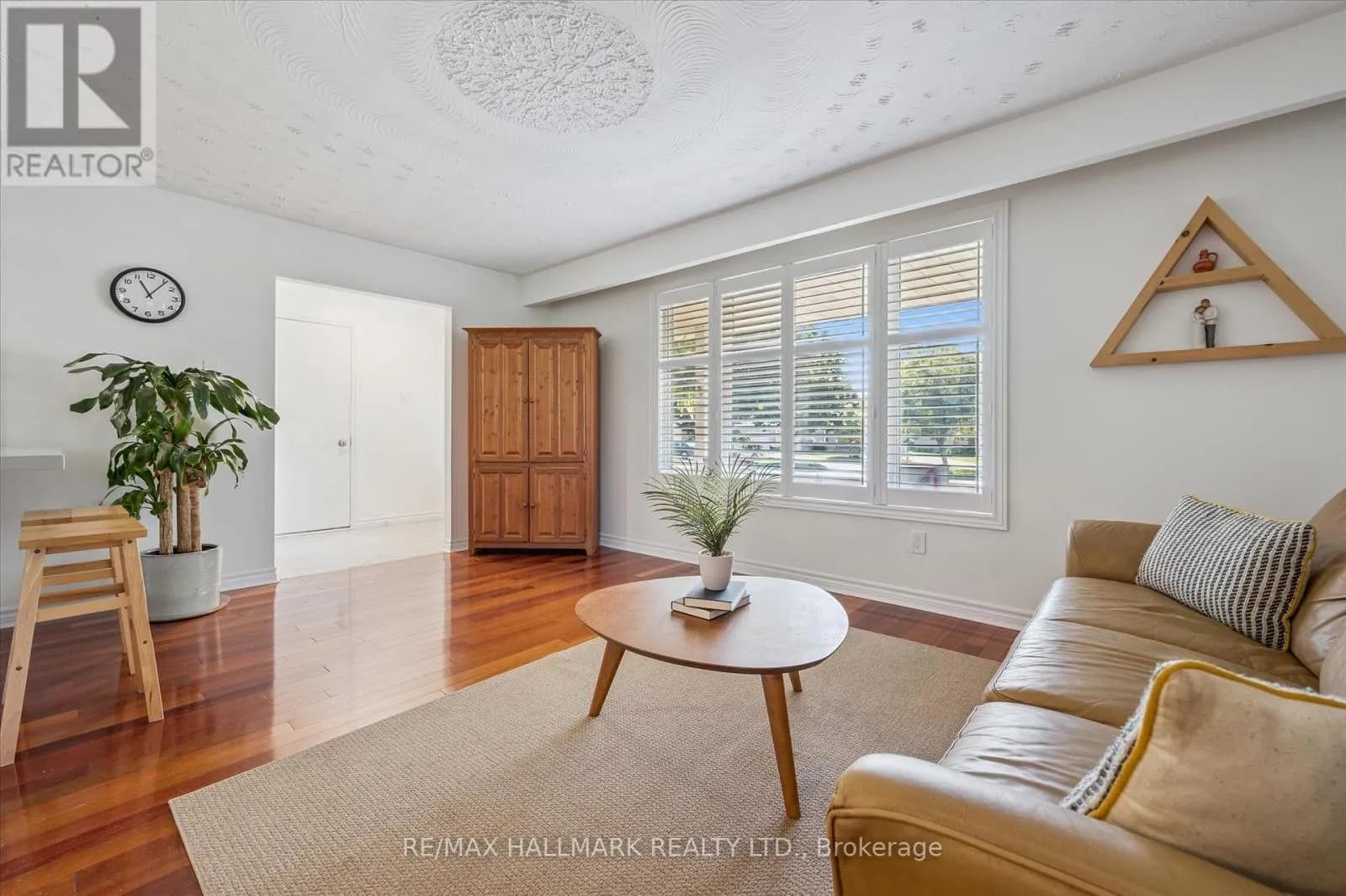 32 WARWICK COURT — photo 5 of 41