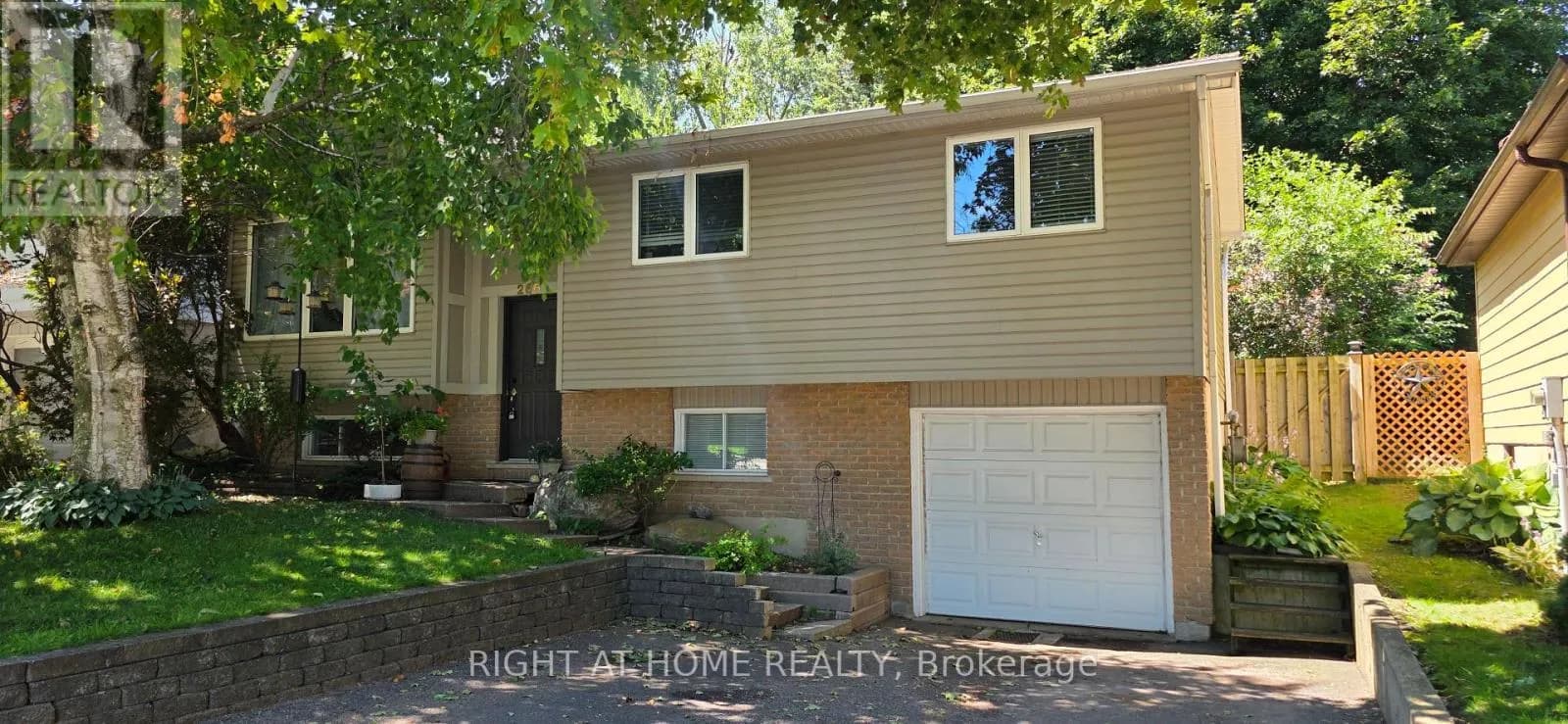 266 GUNN AVENUE — photo 1 of 31