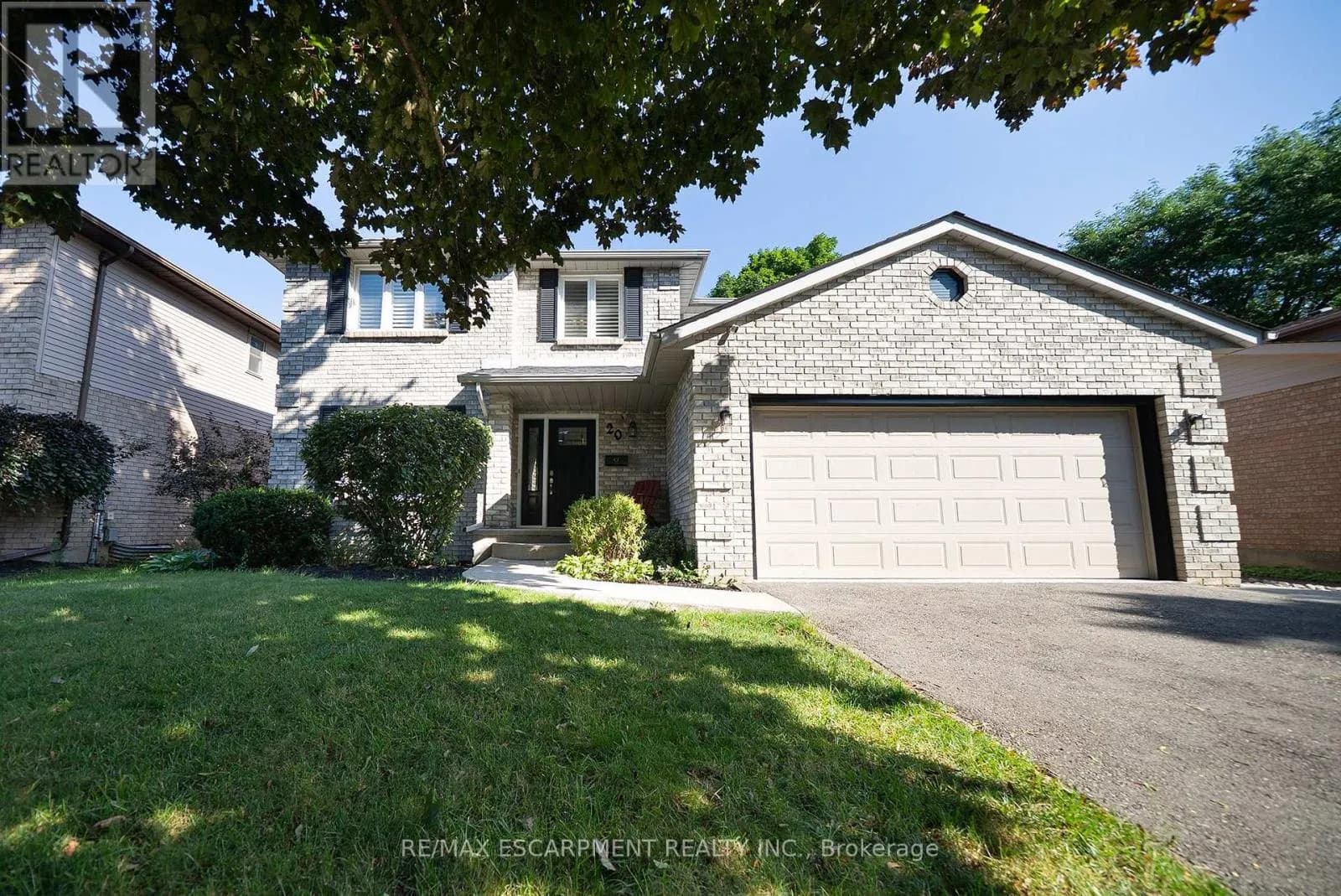 20 HOGARTH ROAD — photo 1 of 47