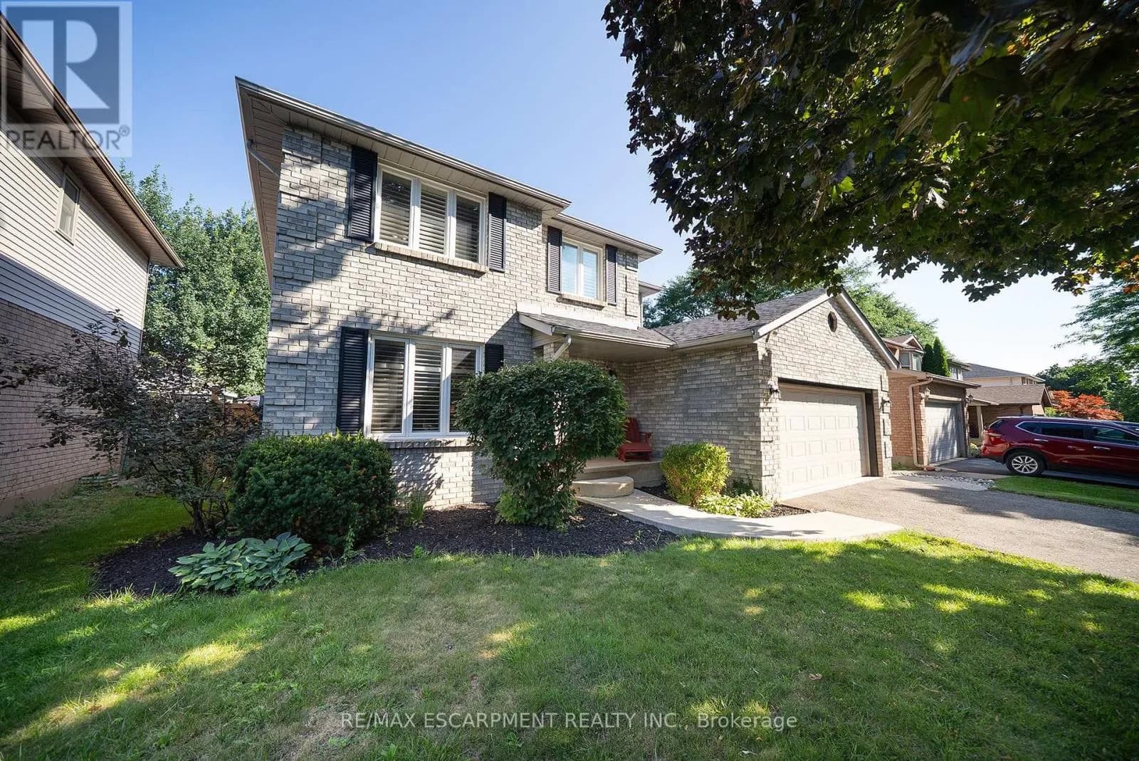 20 HOGARTH ROAD — photo 2 of 47