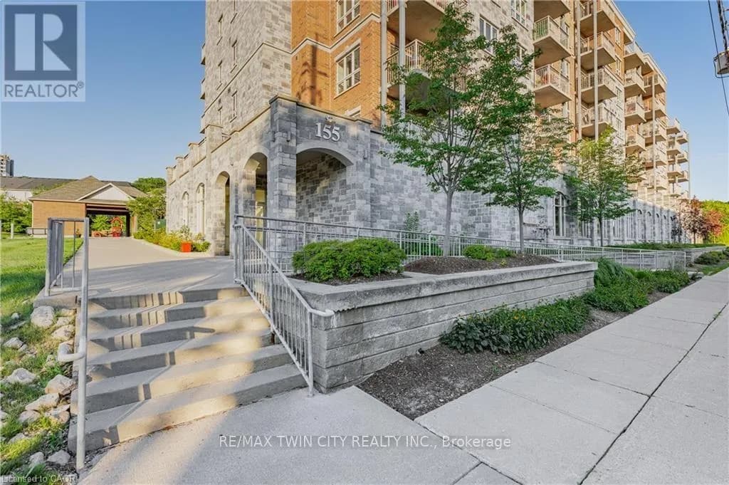 203 - 155 WATER STREET S — photo 2 of 42