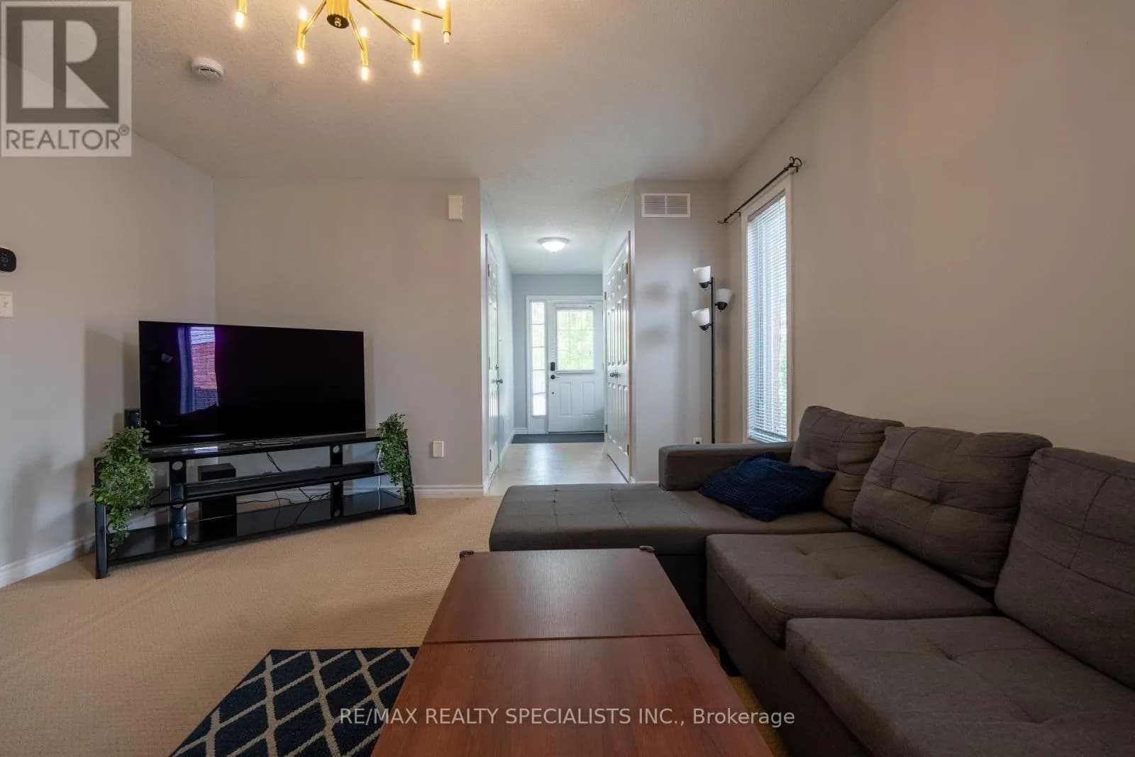 466 BRONCO CRESCENT — photo 2 of 19