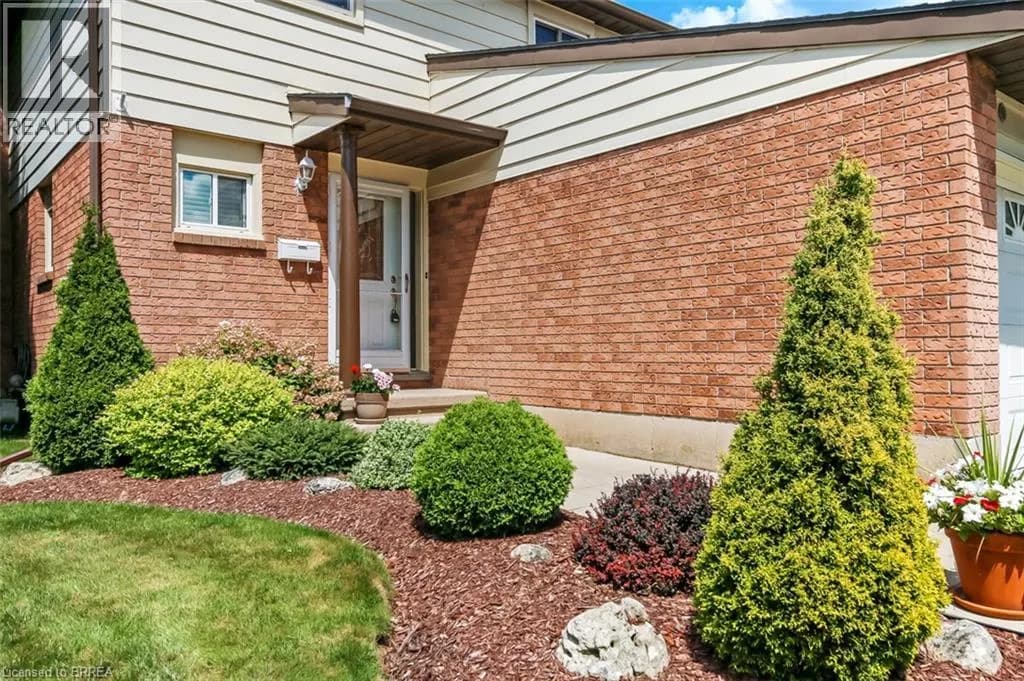 207 DUNSDON Street — photo 3 of 25