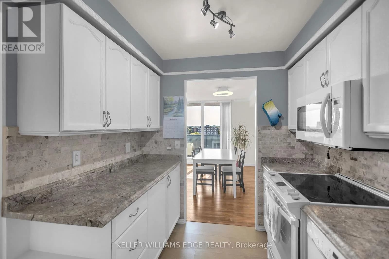 815 - 9 BONHEUR COURT — photo 4 of 28
