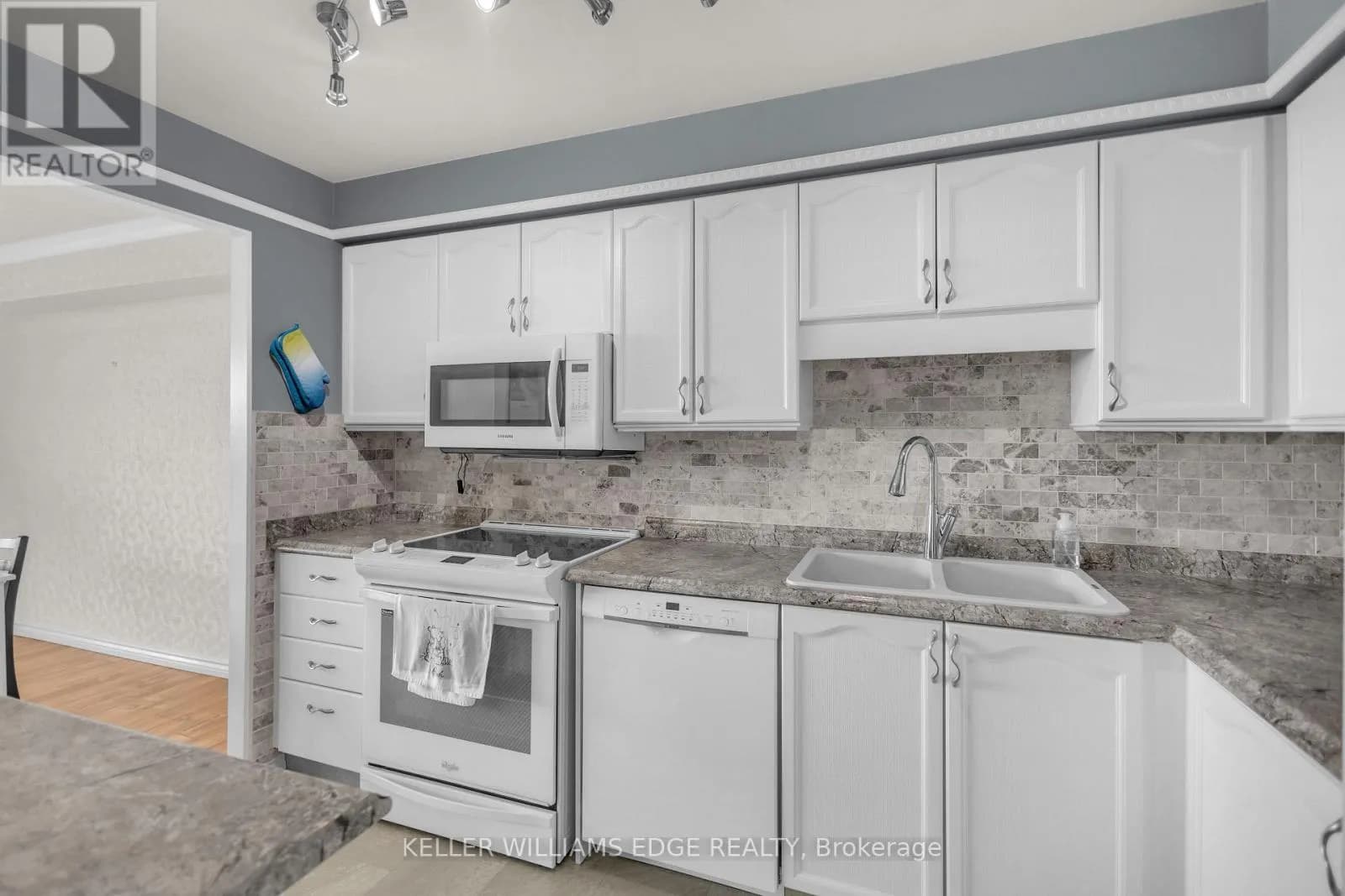 815 - 9 BONHEUR COURT — photo 5 of 28