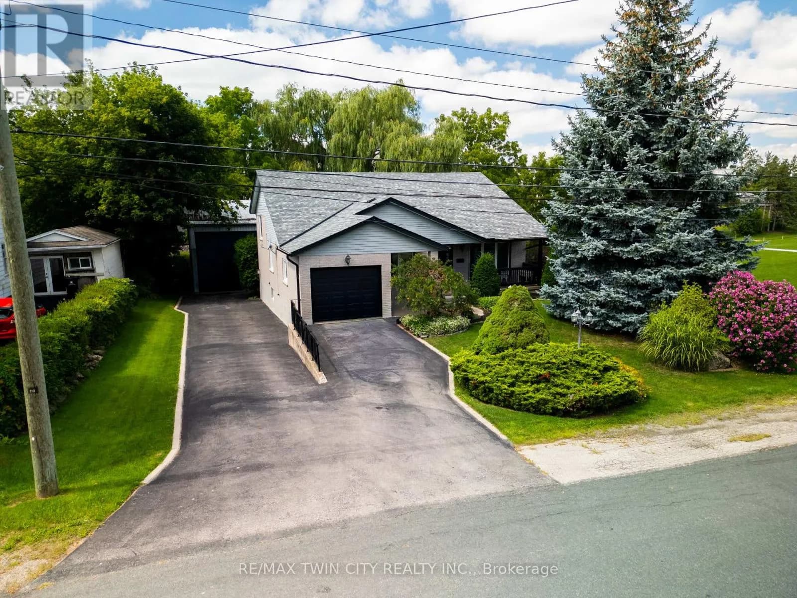 108 QUEENSWAY DRIVE — photo 2 of 50
