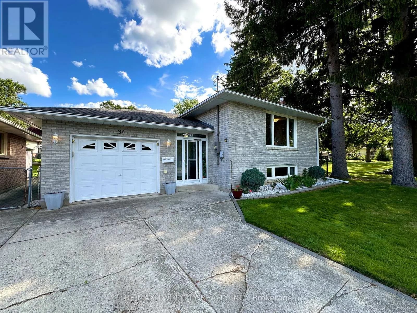 36 OAKHILL DRIVE N — photo 4 of 50