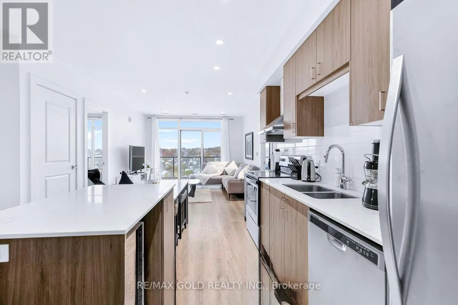 1310 - 15 GLEBE STREET — photo 1 of 42