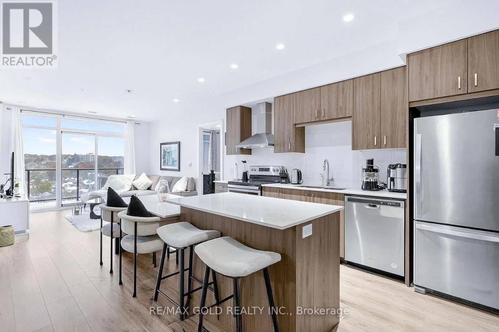 1310 - 15 GLEBE STREET — photo 2 of 42