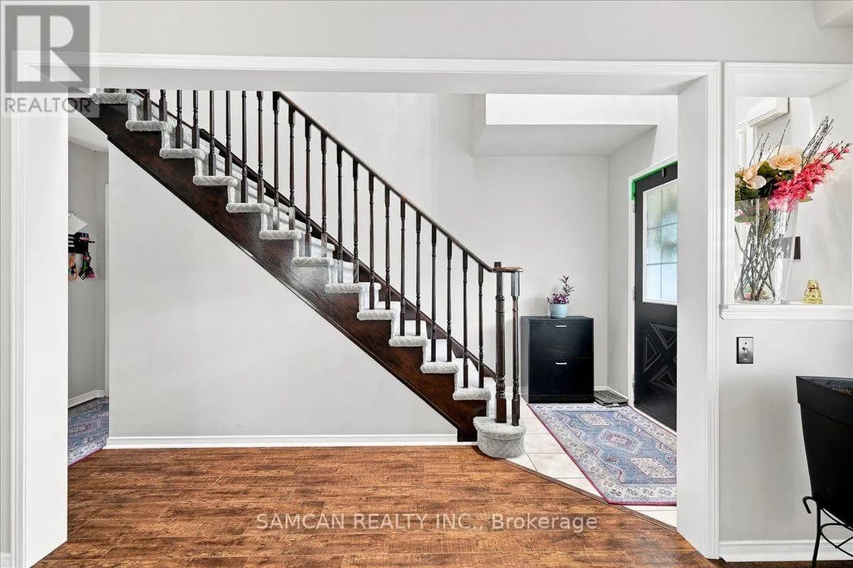 12 HOLLINRAKE AVENUE — photo 4 of 36