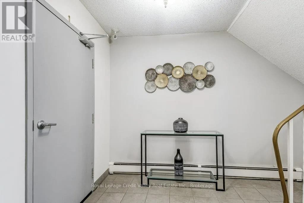 302 - 6 SHETTLESTON DRIVE — photo 3 of 25