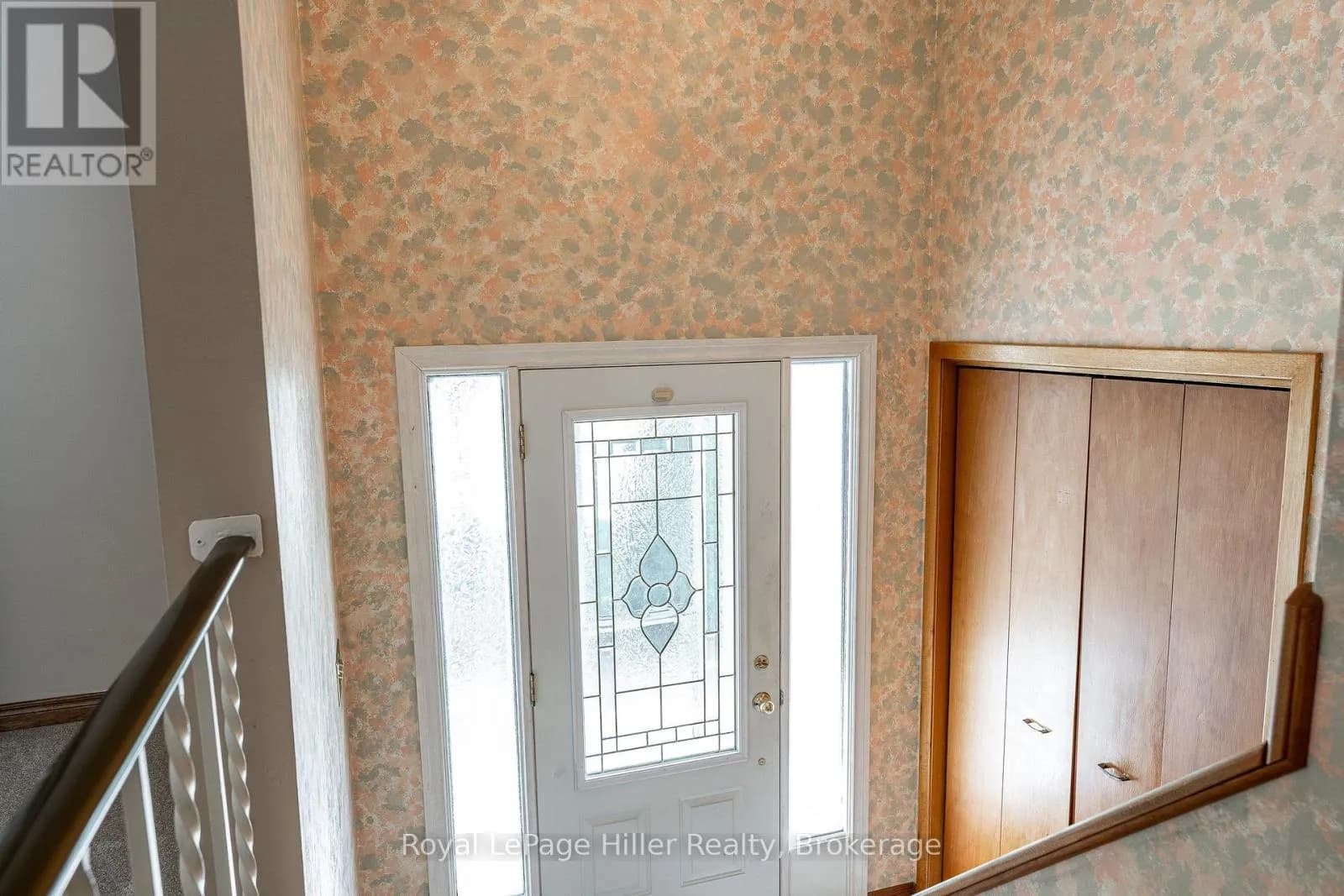 278 ELGIN CRESCENT — photo 3 of 46