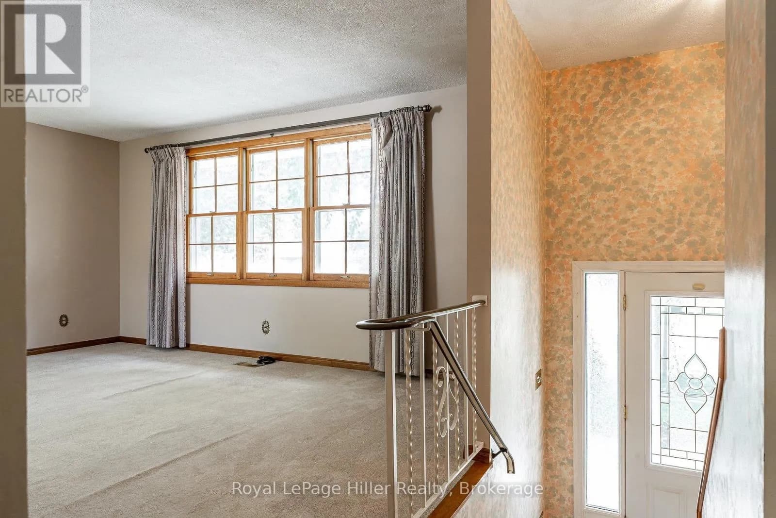 278 ELGIN CRESCENT — photo 4 of 46