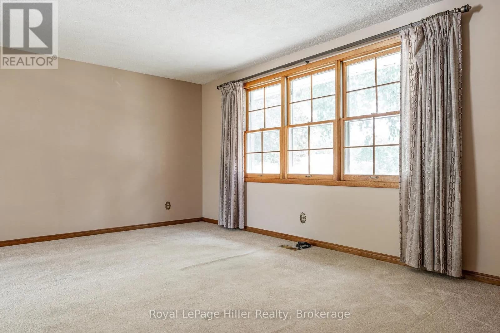 278 ELGIN CRESCENT — photo 5 of 46