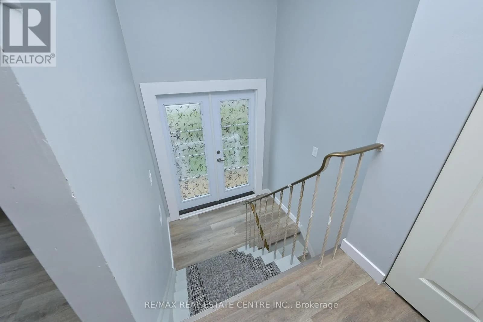 116 BURBANK CRESCENT — photo 4 of 32