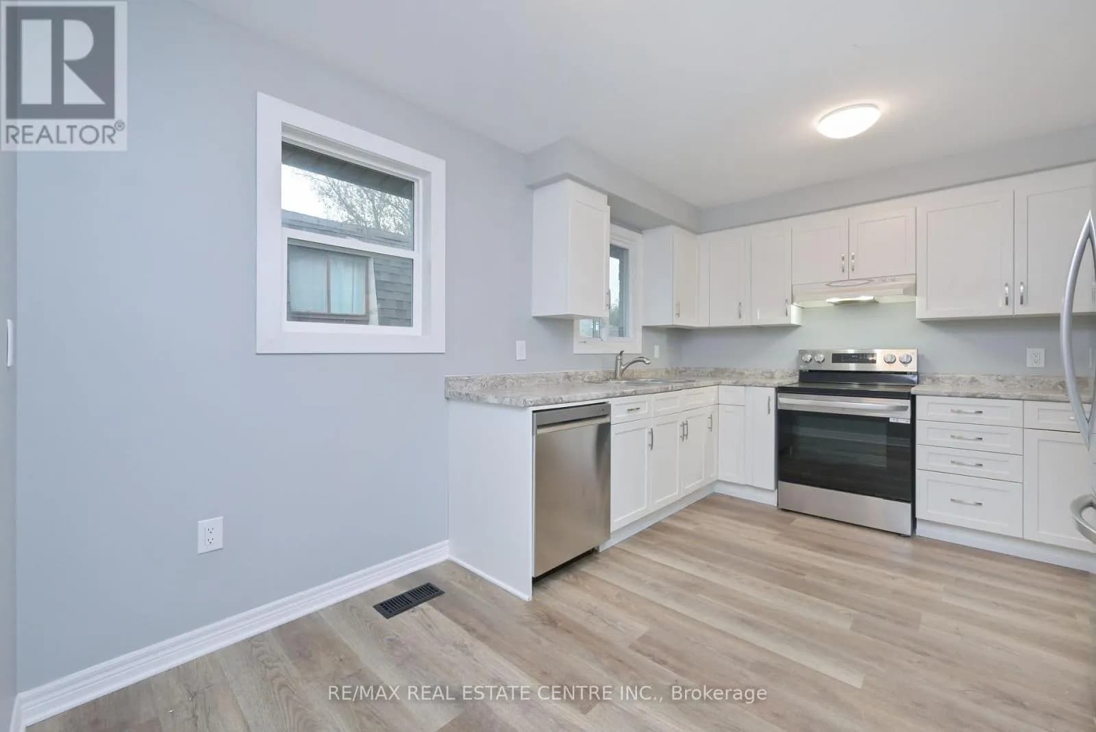 116 BURBANK CRESCENT — photo 5 of 32