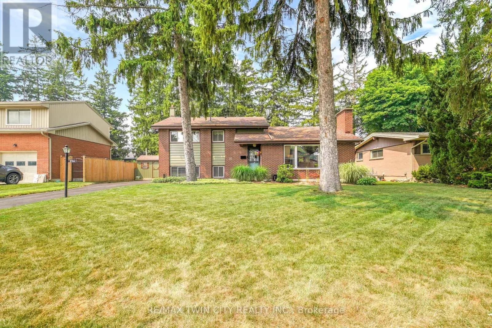 10 BRIER CRESCENT — photo 2 of 44