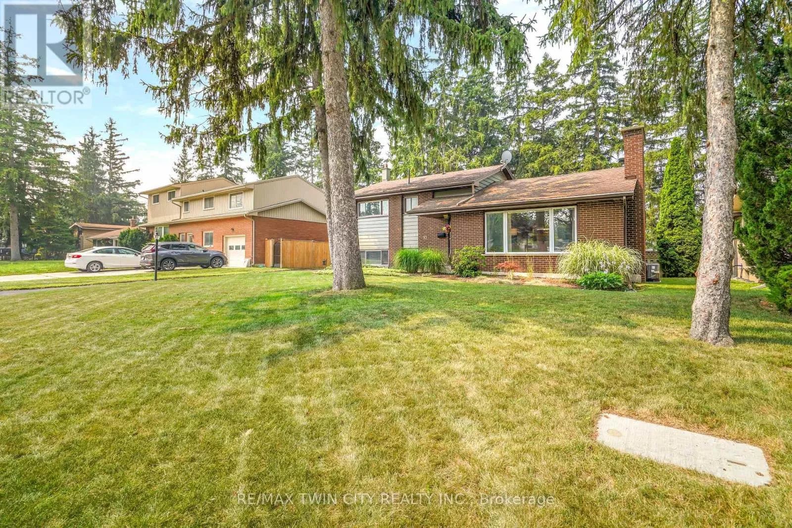10 BRIER CRESCENT — photo 3 of 44