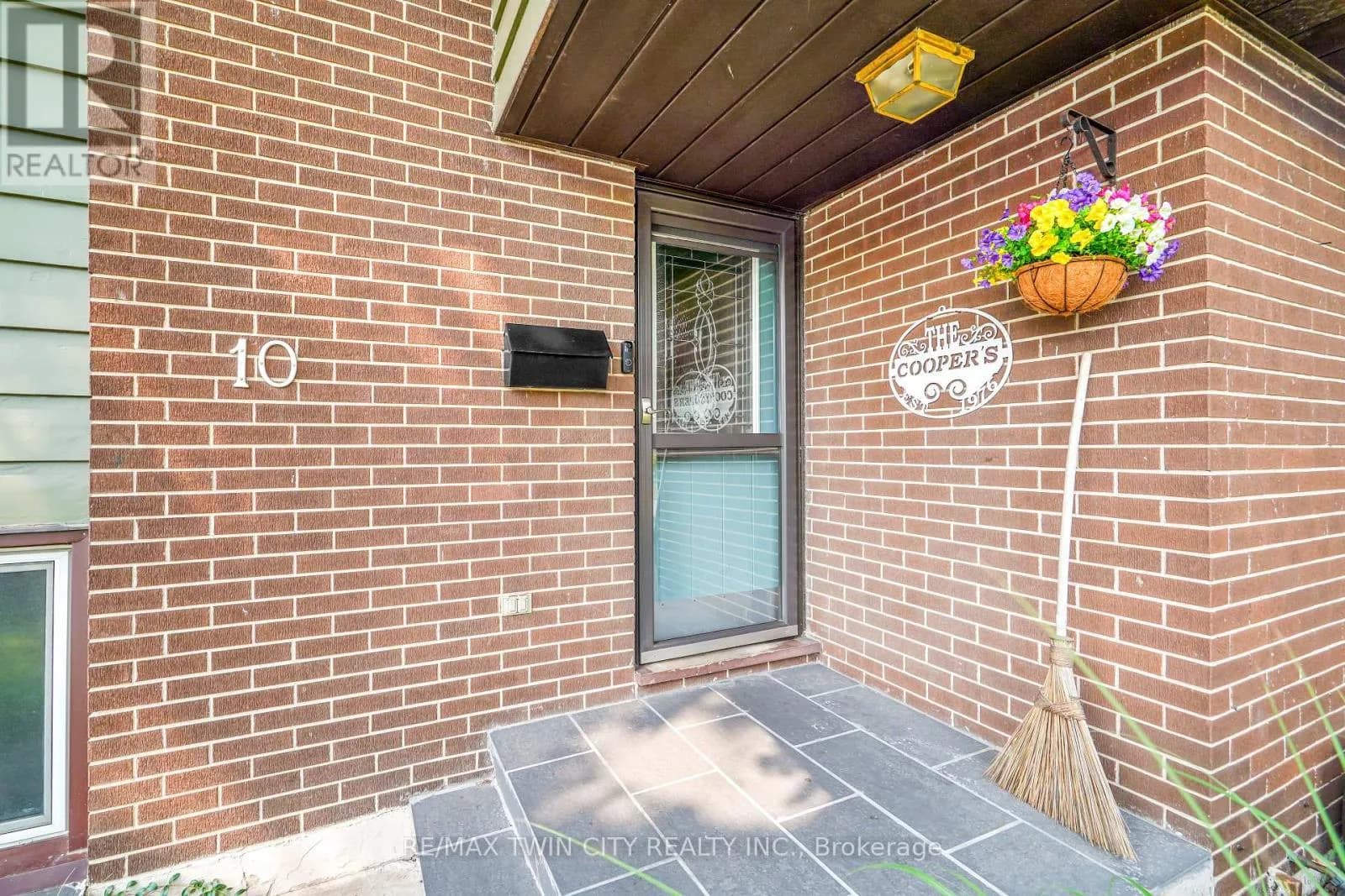 10 BRIER CRESCENT — photo 5 of 44