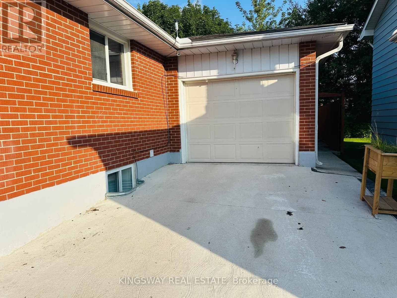 35 SILVER ASPEN CRESCENT — photo 3 of 36