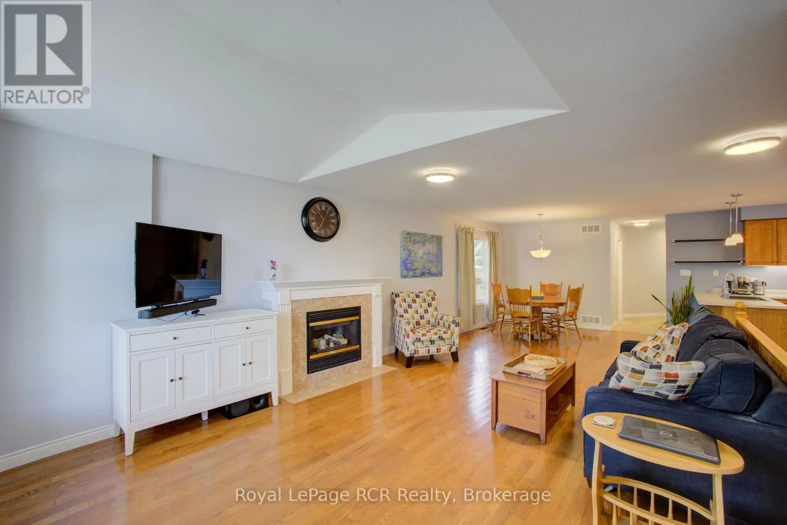 952 GZOWSKI STREET — photo 4 of 24