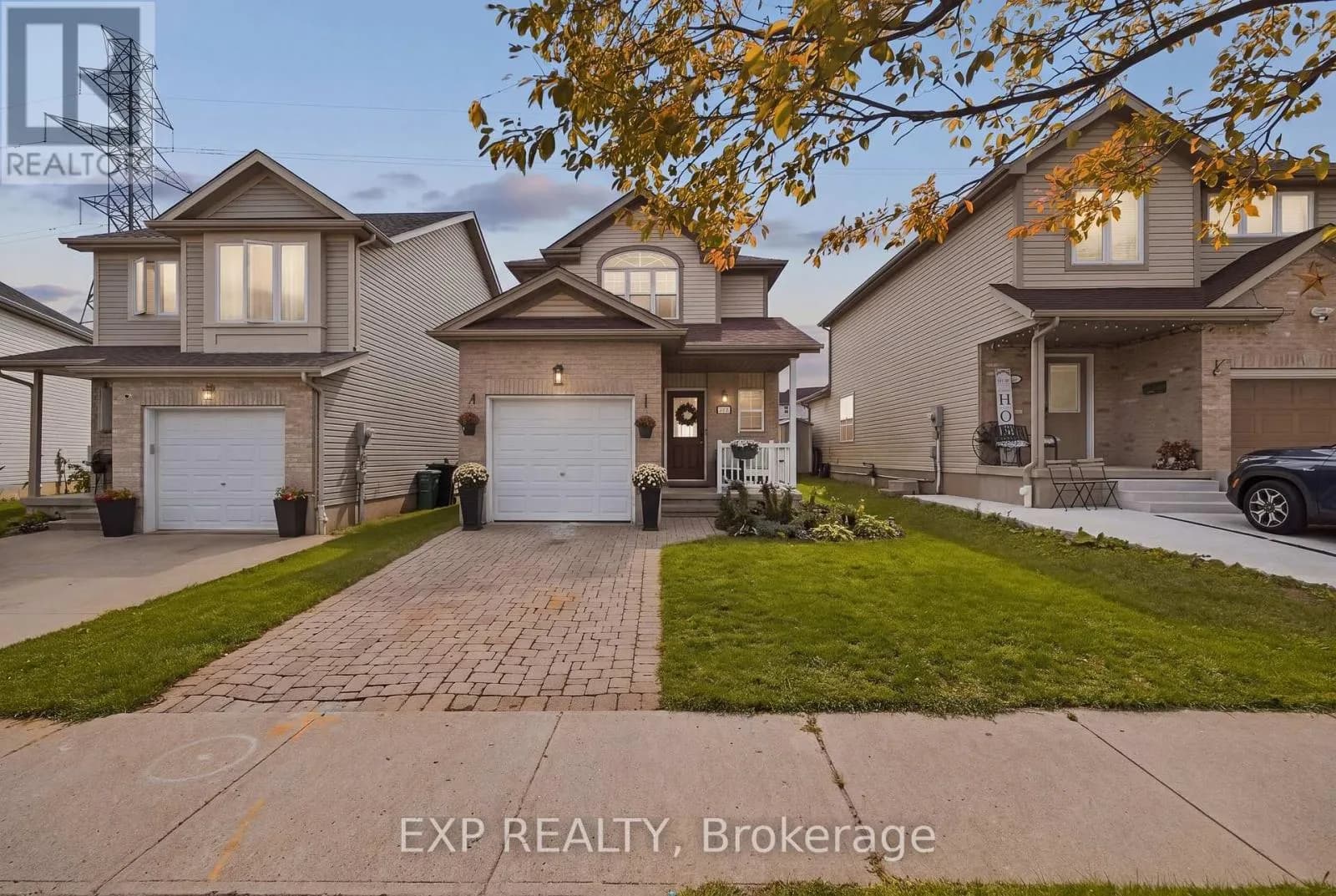 116 HENHOEFFER CRESCENT — photo 1 of 33