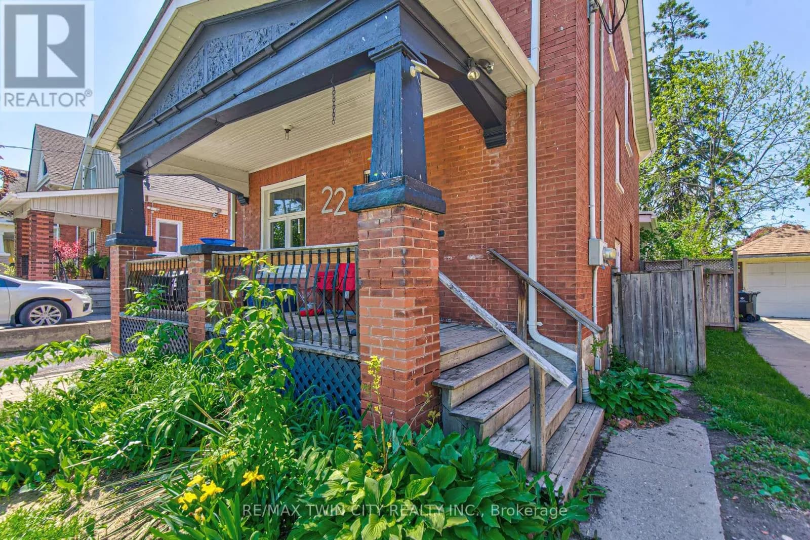 22 HERLAN AVENUE — photo 4 of 38