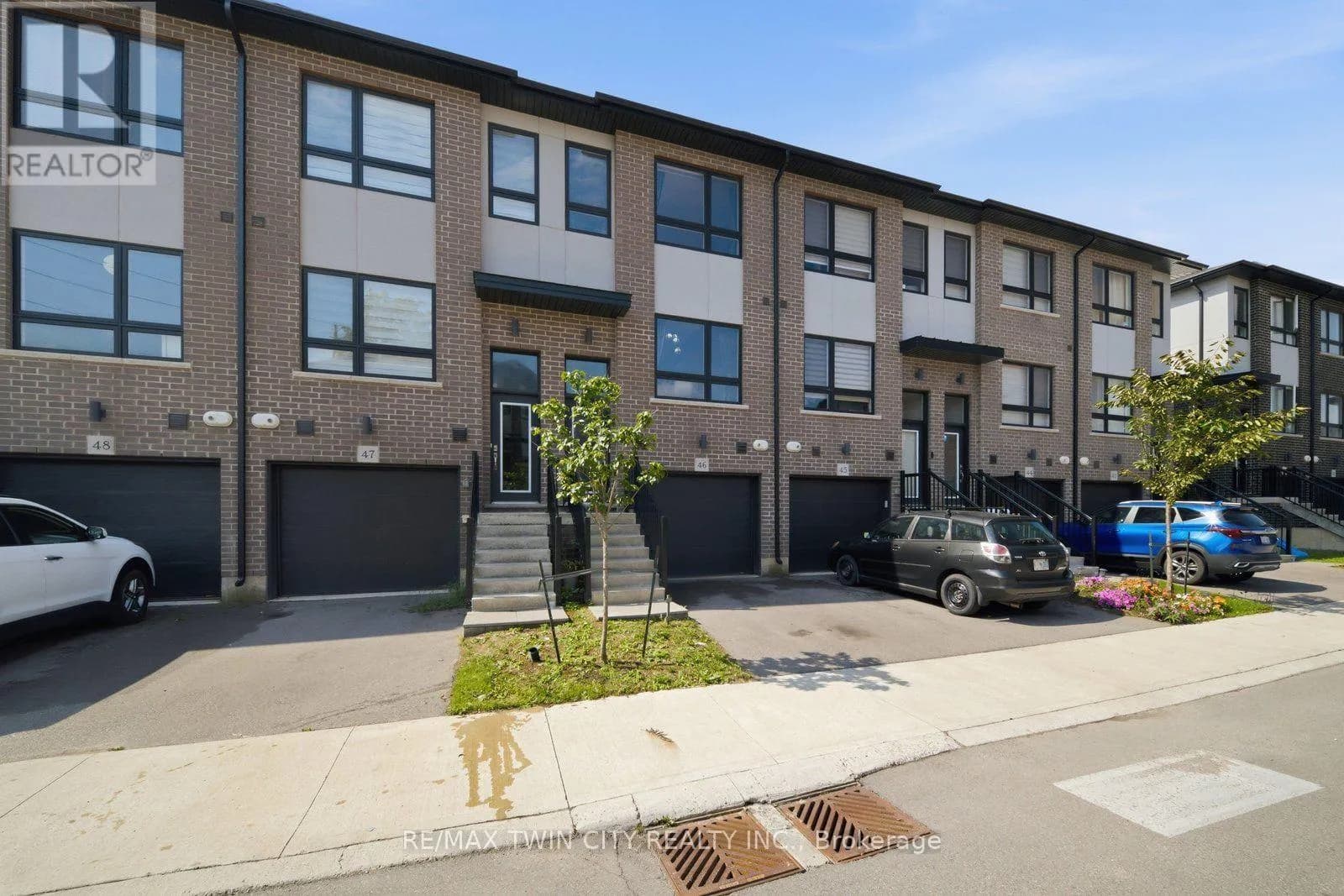 46 - 720 GREY STREET — photo 3 of 31