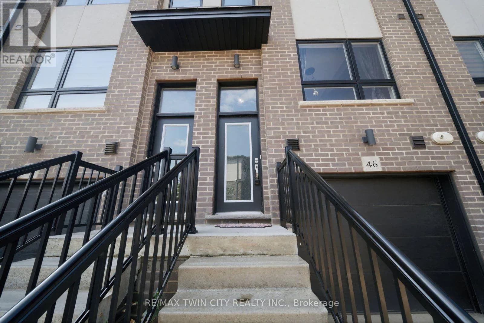 46 - 720 GREY STREET — photo 4 of 31