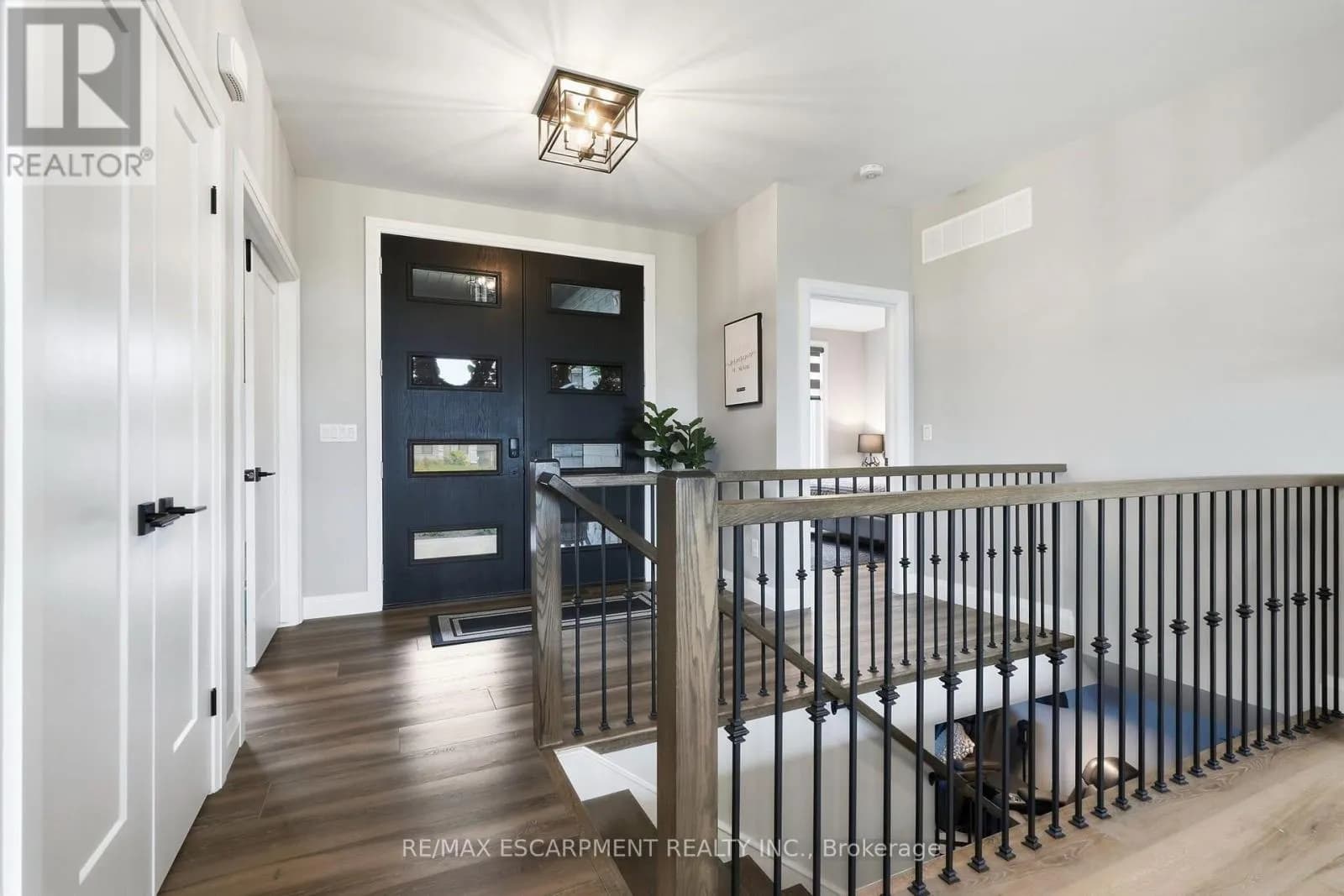 14 HUDSON DRIVE — photo 2 of 46