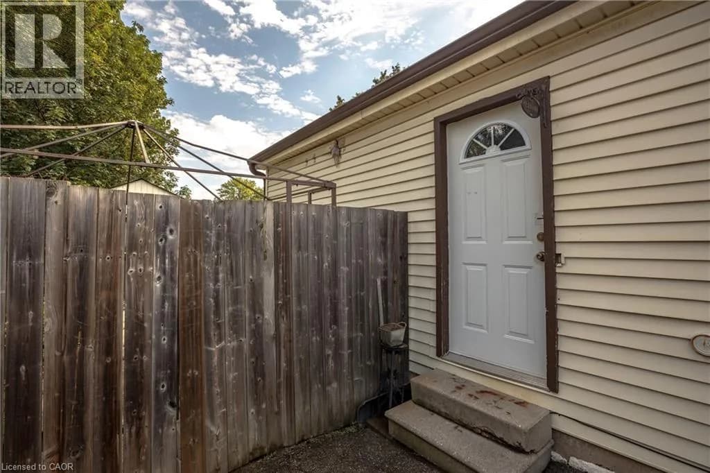 134 CATHARINE Avenue — photo 4 of 41