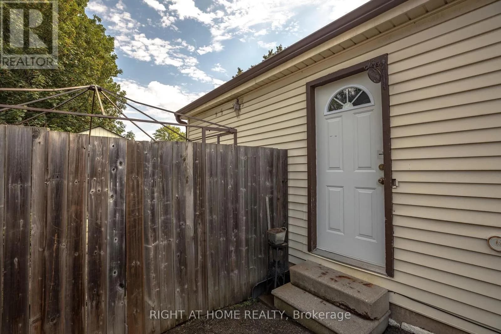 134 CATHARINE AVENUE — photo 4 of 41