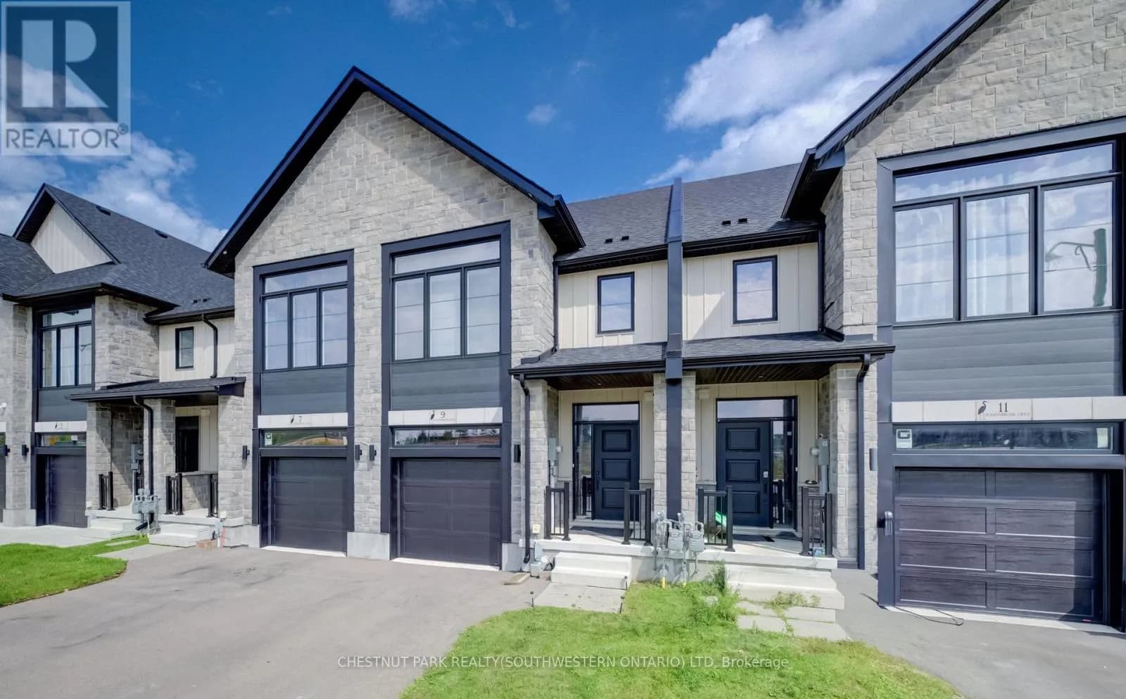 9 QUEENSBROOK CRESCENT — photo 2 of 27