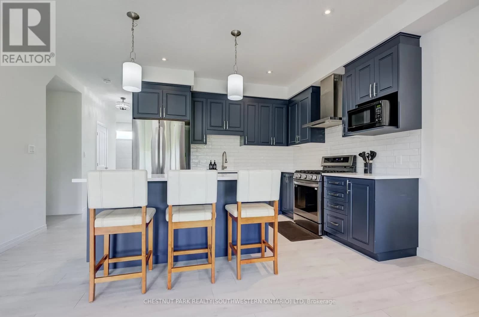 9 QUEENSBROOK CRESCENT — photo 4 of 27