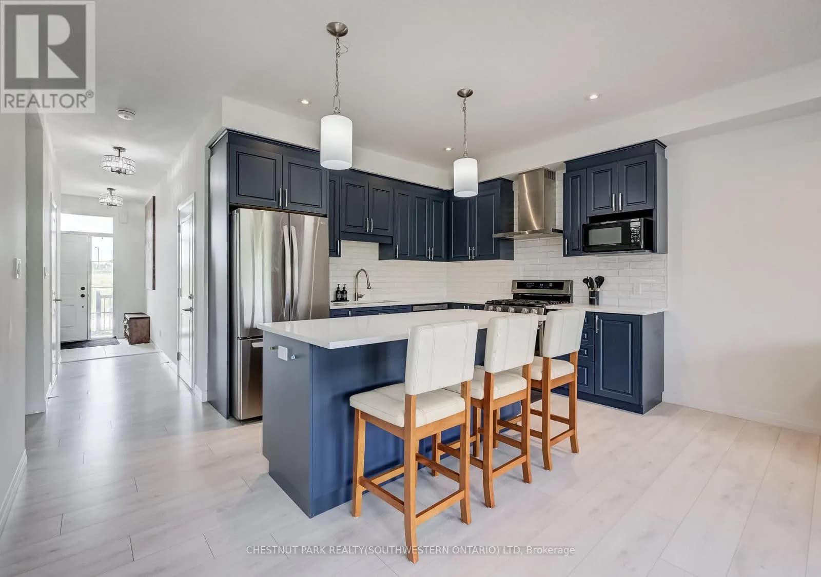9 QUEENSBROOK CRESCENT — photo 5 of 27
