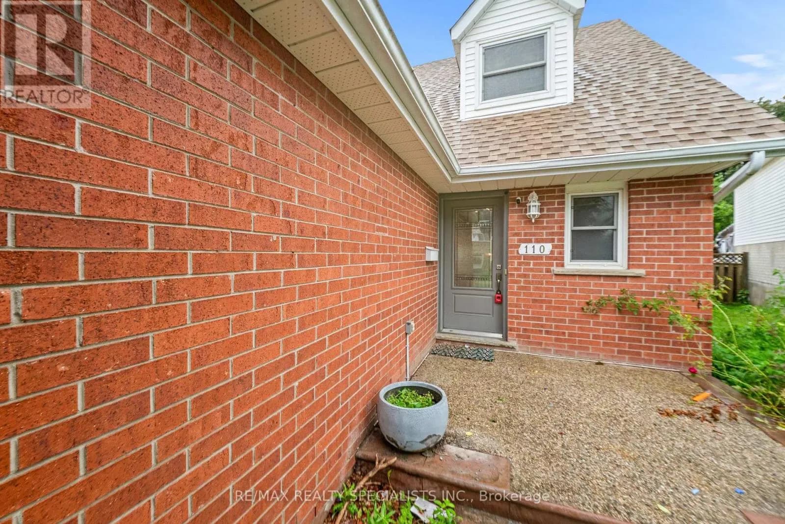 110 STEELES CRESCENT — photo 5 of 36