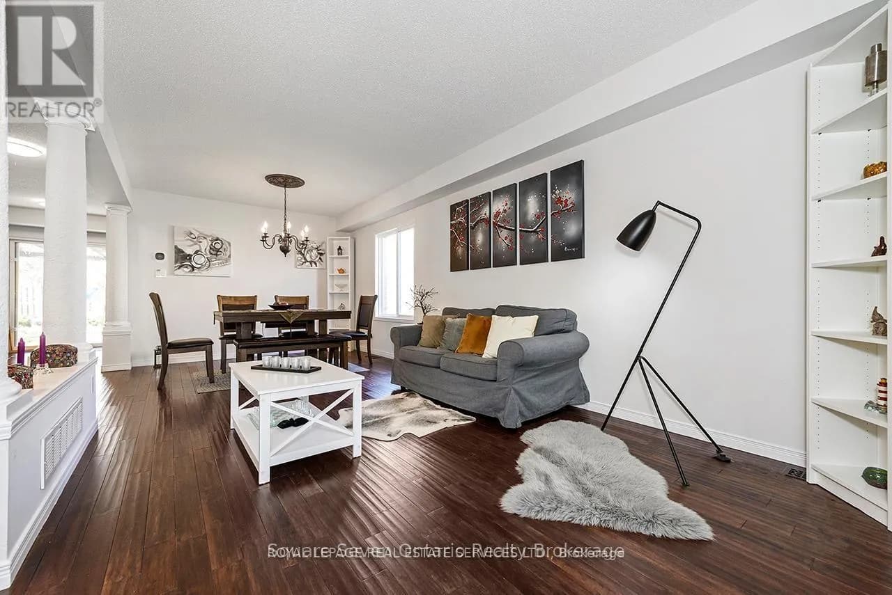 635 COMMONWEALTH CRESCENT — photo 4 of 37