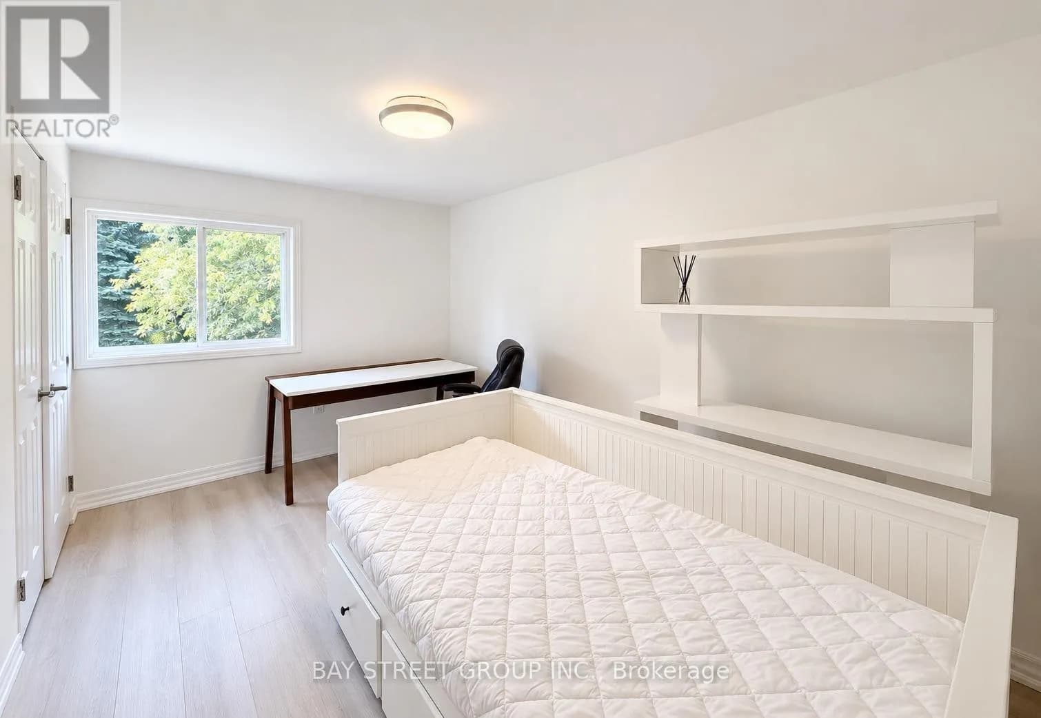 513 MARINER DRIVE — photo 4 of 9
