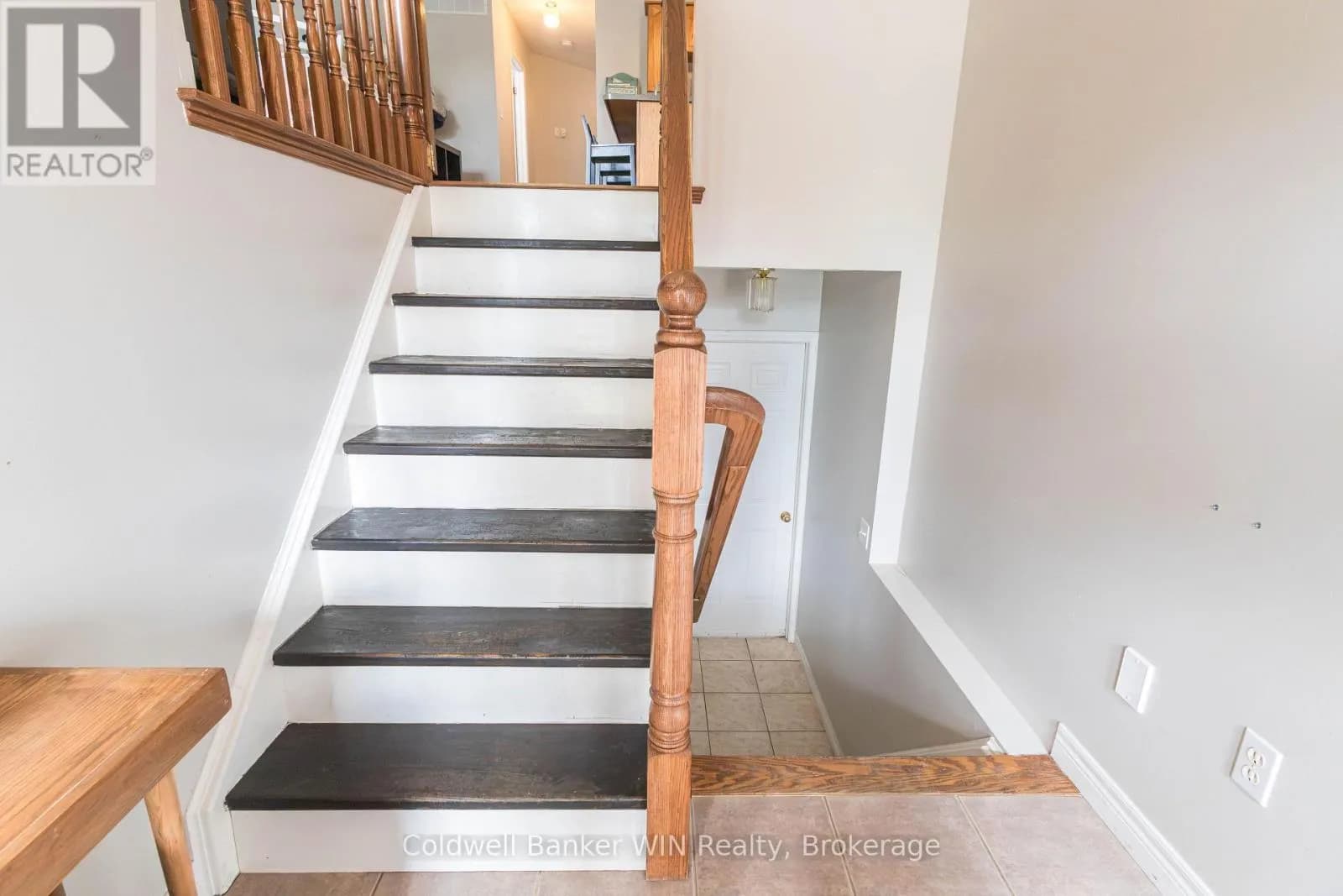 114 BELLAMY CRESCENT — photo 3 of 32