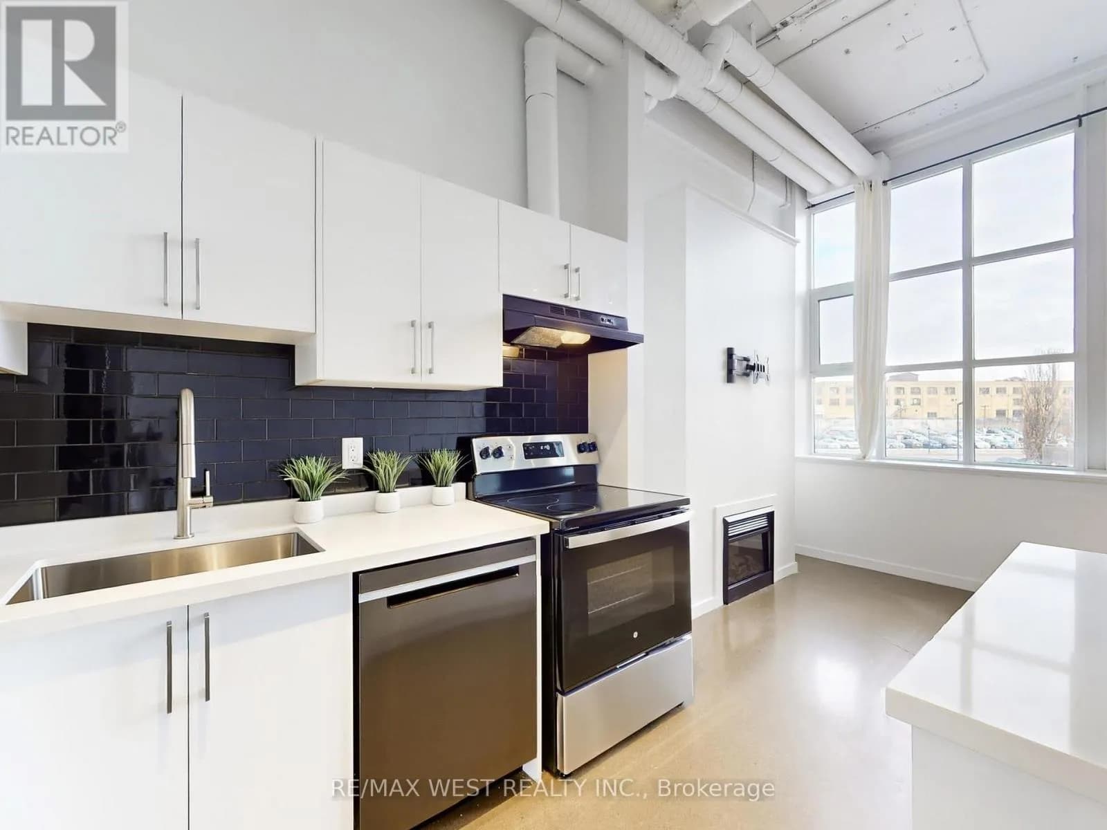 207 - 410 KING STREET W — photo 5 of 12