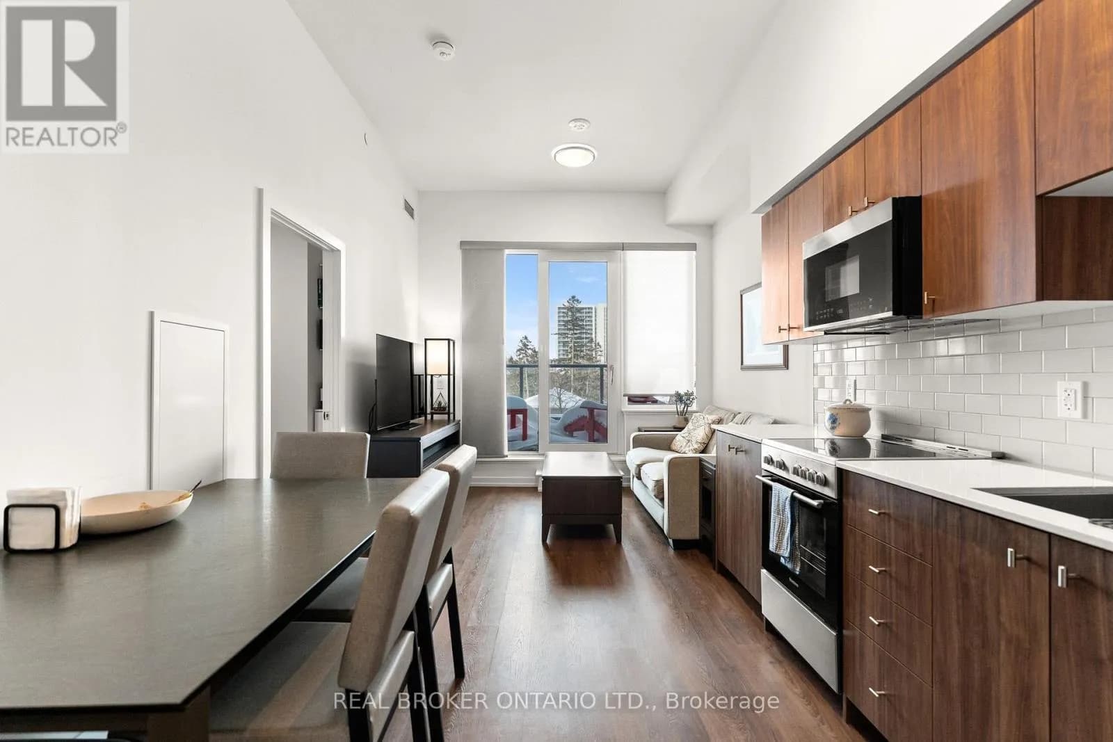 317 - 15 WELLINGTON STREET — photo 1 of 38