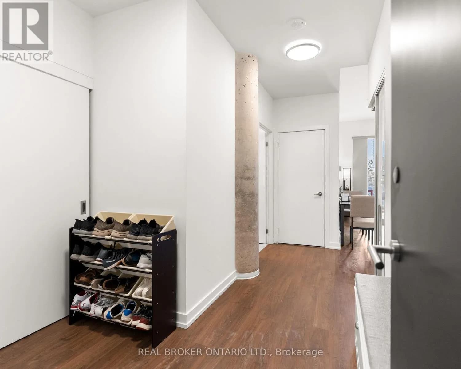 317 - 15 WELLINGTON STREET — photo 3 of 38