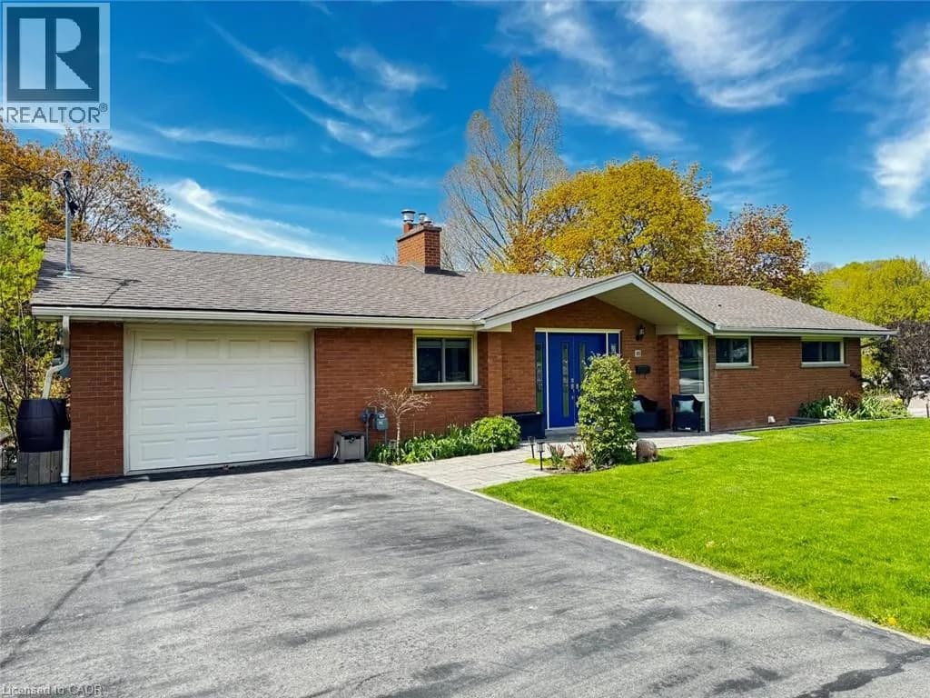 81 THOMSON Drive — photo 3 of 50